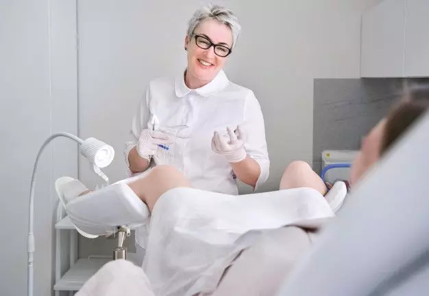 Konsultatsyya Hynekoloha Beremennaya Zhenschyna S Vrachom V Klynyke Premyum Foto